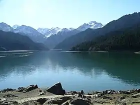 Vue du lac Tianchi avec, en arrière-plan à gauche, le pic Bogda.