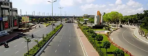 Le Rajiv Gandhi Salai (en) à Madras à hauteur de TIDEL Park (en).