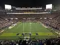 Vue intérieure du stade de nuit.