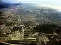 De l'aéroport à partir de 10&nbsp;000&nbsp;pieds (centre de l'image, Brun Champ de la piste aux États-Unis, au fond)