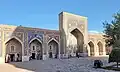 Cour intérieure  derrière le portail principal de la médersa Tilla-Qari.