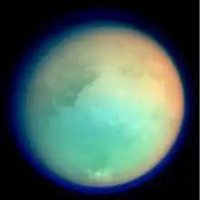 Photographie en fausse couleur de Titan, un satellite de Saturne, prise par la sonde spatiale Cassini à l'aide d'une caméra ultraviolette et infrarouge le 26 octobre 2004
