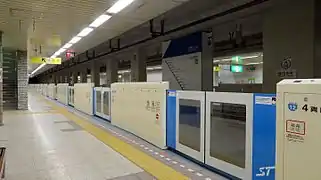 Un quai latéral.