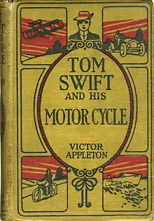 Couverture de livre montrant le titre, et l'auteur « Victor Appleton ». Le titre est surmonté par le dessin d'un garçon avec un chapeau aux bords recourbés. Autour du titre se trouve des images montrant un avion, une voiture, un bateau et une moto.