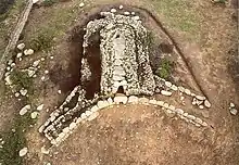 Tombe des géants d'Osono en Sardaigne en forme de tête de taureau du IIe millénaire av. J.-C.