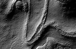 Glacier en forme de langue par 31,41° S et 112,65° E dans la région d'Hellas Planitia.