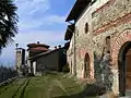 Magnano (Biella),ricetto du XIIIe siècle, tour-porte et "cellules"