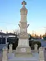 Le monument aux morts sur une place près de la mairie (mars&nbsp;2010)