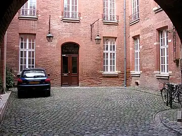 Façades nord et est de la cour intérieure de l'hôtel.