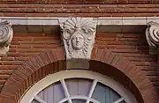 Dans la cour d'un hôtel particulier toulousain, représentation de Pallas et de la chouette qui est son attribut (XVIIIe&nbsp;siècle).