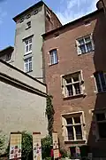 Vinhas : la façade ouest remaniée et cimentée, vue depuis une cour de l'hôtel Boysson-Cheverry.