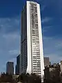 La tour vue de côté.