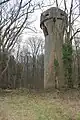 Une tour d'aération située à l'extérieur du fort permet des appels d'air et un ravitaillement depuis l'extérieur.