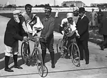 Photographie noir et blanc de cyclistes.