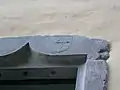Détail des armoiries sculptées sur une fenêtre en voûte d'arêtes