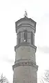 La tour surmontée de la statue de la Vierge