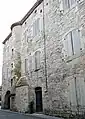 Maison construite au XIIIe siècle modifiée au XVe siècle par ajout d'une tour-escalier puis des modifications sont faites au XVIIIe siècle, rue Philippe.