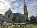 Église Saint-Just vue depuis la fontaine et le lavoir du même nom.
