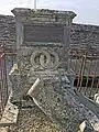 La tombe dans son environnement ruiné, enclos de la famille Oheix.