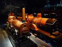 La locomotive à vapeur Pays de Waes (à gauche) et la locomotive à vapeur 18.051 (type 18).