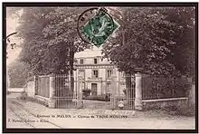 Château des Trois-moulins à Melun. Sur le côté, la voie du tramway de Verneuil au début du XXe siècle.