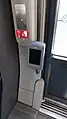 Valideur à l’intérieur du tramway.