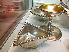 Plat d'argent triangulaire, Coupe et bol.