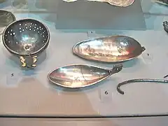 Passoire en argent et cuillère d'argent présentant des signes chrétiens, chrisme et poisson.