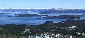 Vue de l'île au centre-droit de la photo