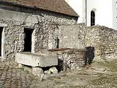 Le puits de la ferme monastique.