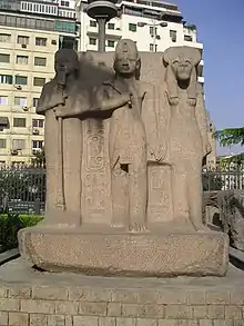 Triade colossale représentant Ptah- Ramsès&nbsp;II - Sekhmet - Jardins du Musée du Caire.