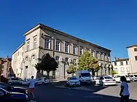 Photographie montrant le Tribunal d'instance de Thiers en gros plan, lieu où était situé la château du seigneur de Thiers jusqu'au XIXe siècle.