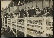 Cliché de la tribune d'Honneur à l'occasion d'une rencontre sportive organisée par la Ligue Girondine : des invités militaires du 18ème Régiment d'Infanterie prennent place.