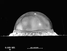 Bulle de plasma de 266 mètres de diamètre formée par Gadget, lors de l'essai Trinity, après 0,025 seconde.