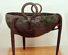 Chaudron sur trépied simple. Bronze, H. 65&nbsp;cm. Sanctuaire de Zeus, vers 900. Musée archéologique d'Olympie