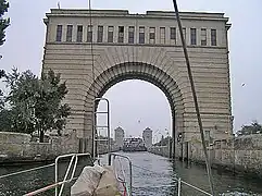 Arche de l'écluse qui permet de franchir le barrage.