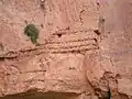 Habitation troglodyte à même la paroi de la falaise à Maafa.