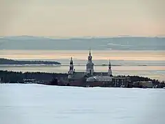 Trois-Pistoles en hiver avec l'île aux Basques en arrière-plan.