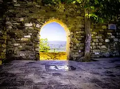 Le Trou de Madame, l'une des multiples ouvertures dans les remparts (cliché HDR).