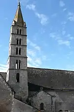 Photographie en couleurs d'une église et de son clocher.
