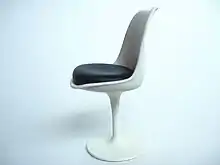 piétement aluminium finition époxy, coque polyester et fibre de verre, assise en tissu.