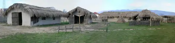 Reconstitution du village néolithique de Tumba Madžari.