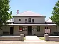 Tumut  Le palais de justice a été achevé en 1878 et les écuries en 1879.