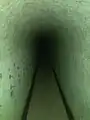 Un long tunnel relie la tour au corps de bâtiments principal du fort.