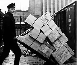 Un ouvrier chargeant un train en 1937.