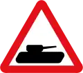 Véhicules militaires lents susceptibles de se trouver sur la route ou de traverser la route
