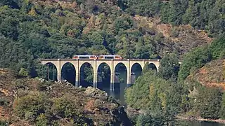Un autorail sur le viaduc de l'Altier.