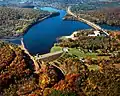 Le lac et le barrage d'East Brimfield (en).