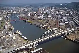 Vue générale de Portland, avec la rivière qui traverse la ville.