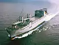 USNS Bob Hope (T-AKR-300) ; ce navire de 290&nbsp;m de long déplace 62&nbsp;000 tonnes. Il est le tête de file d'un classe de 7 bâtiments et porte le nom d'un comédien.